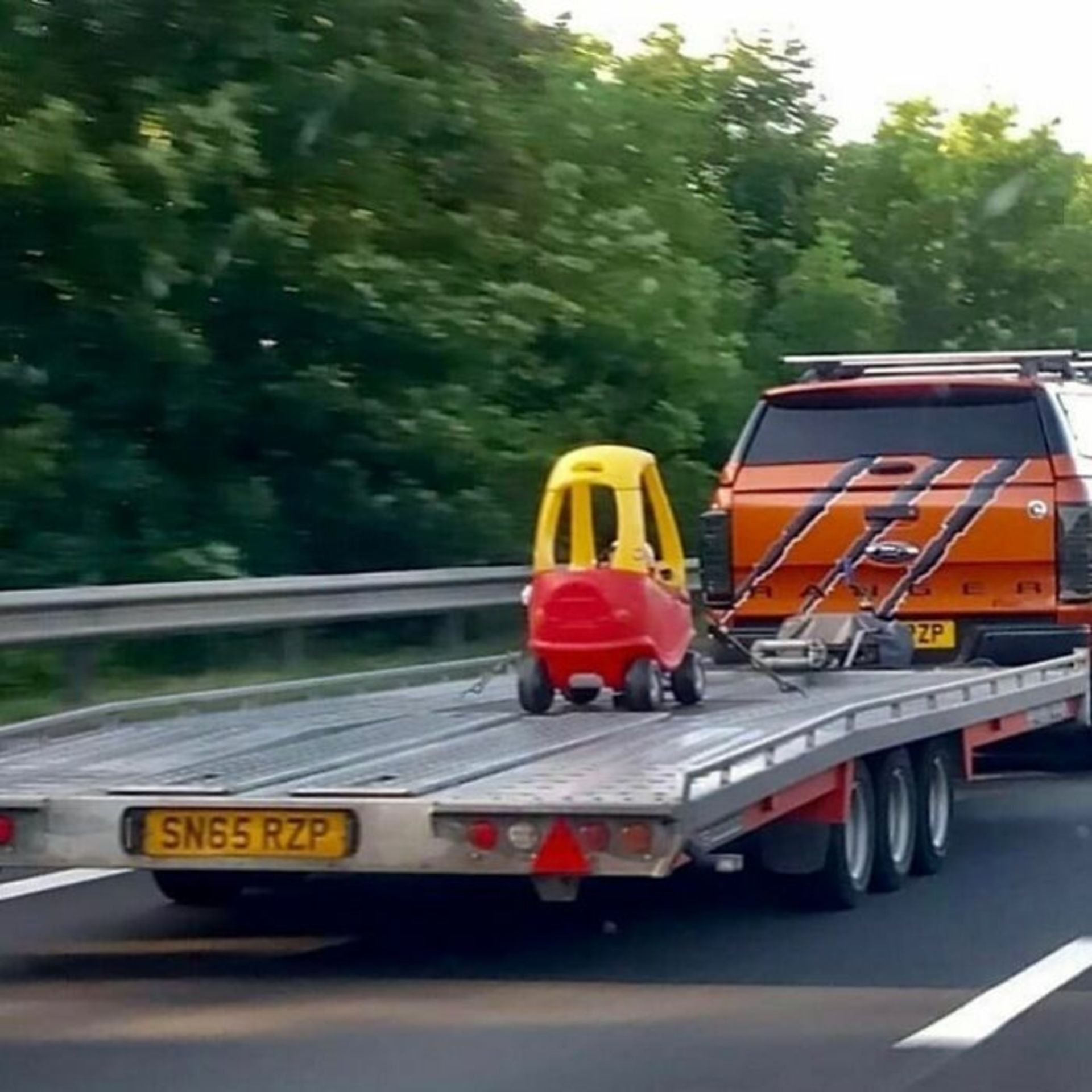 ماشین خودروبر حامل ماشین اسباب بازی