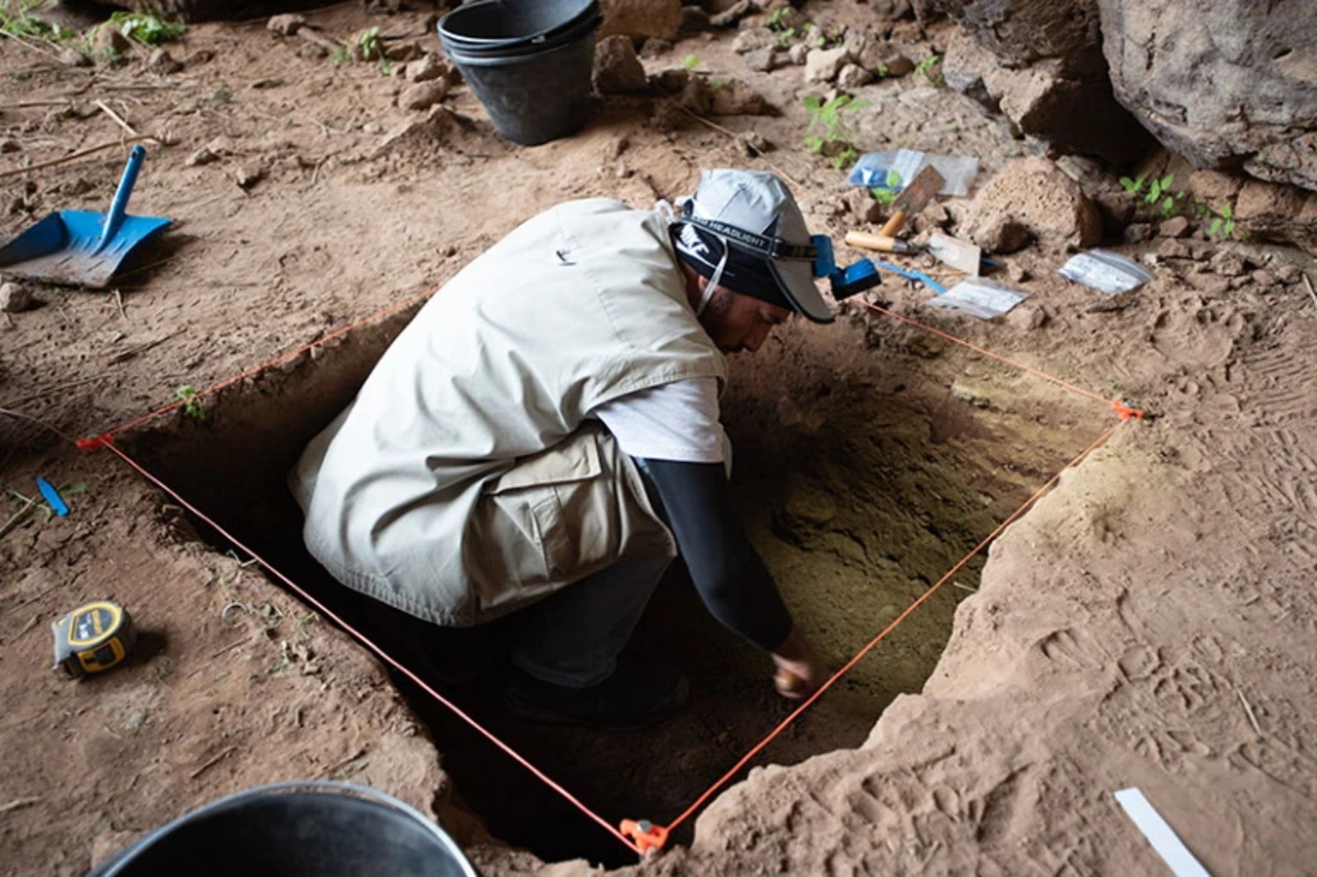 کاوش محوطه ای به مساحت یک متر مربع در نزدیکی ورودی غار ام جیرسان