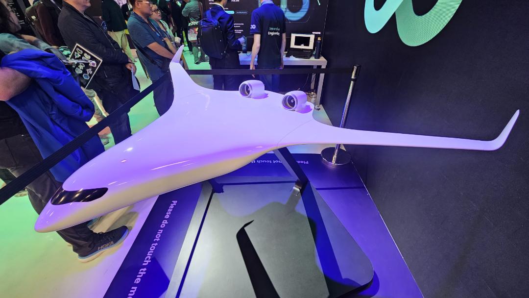 ماکت هواپیمای جت زیرو با بال یک پارچه در CES 2025