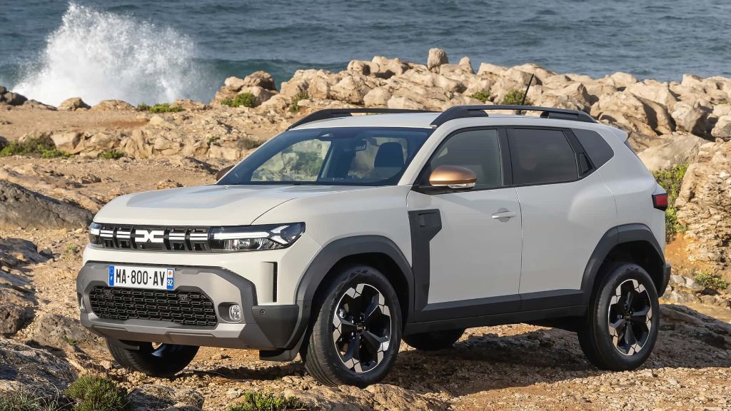 نمایی از سه‌رخ جلوی خودروی داچیا داستر