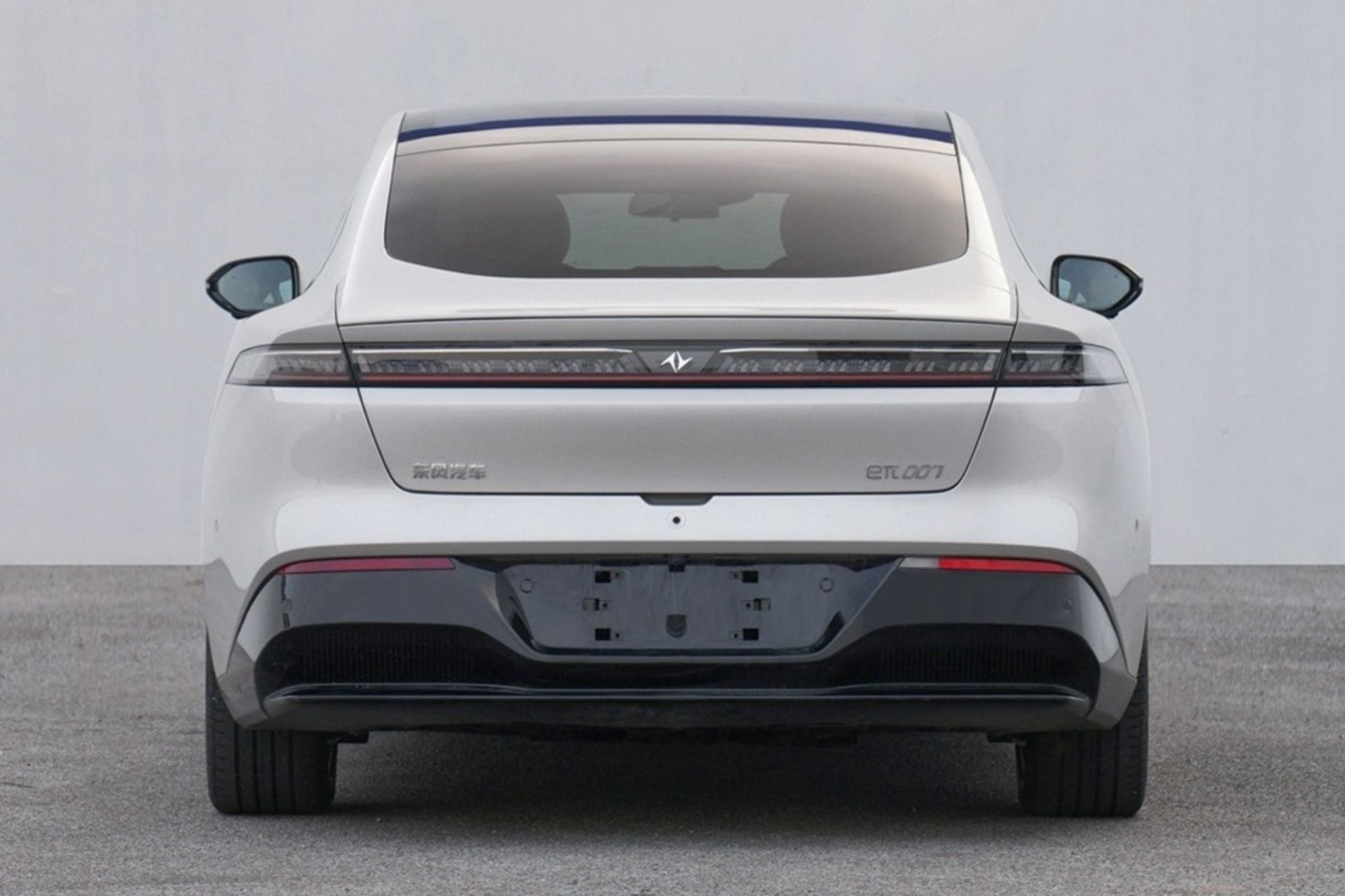 نمای عقب خودرو دانگ‌فنگ E007 