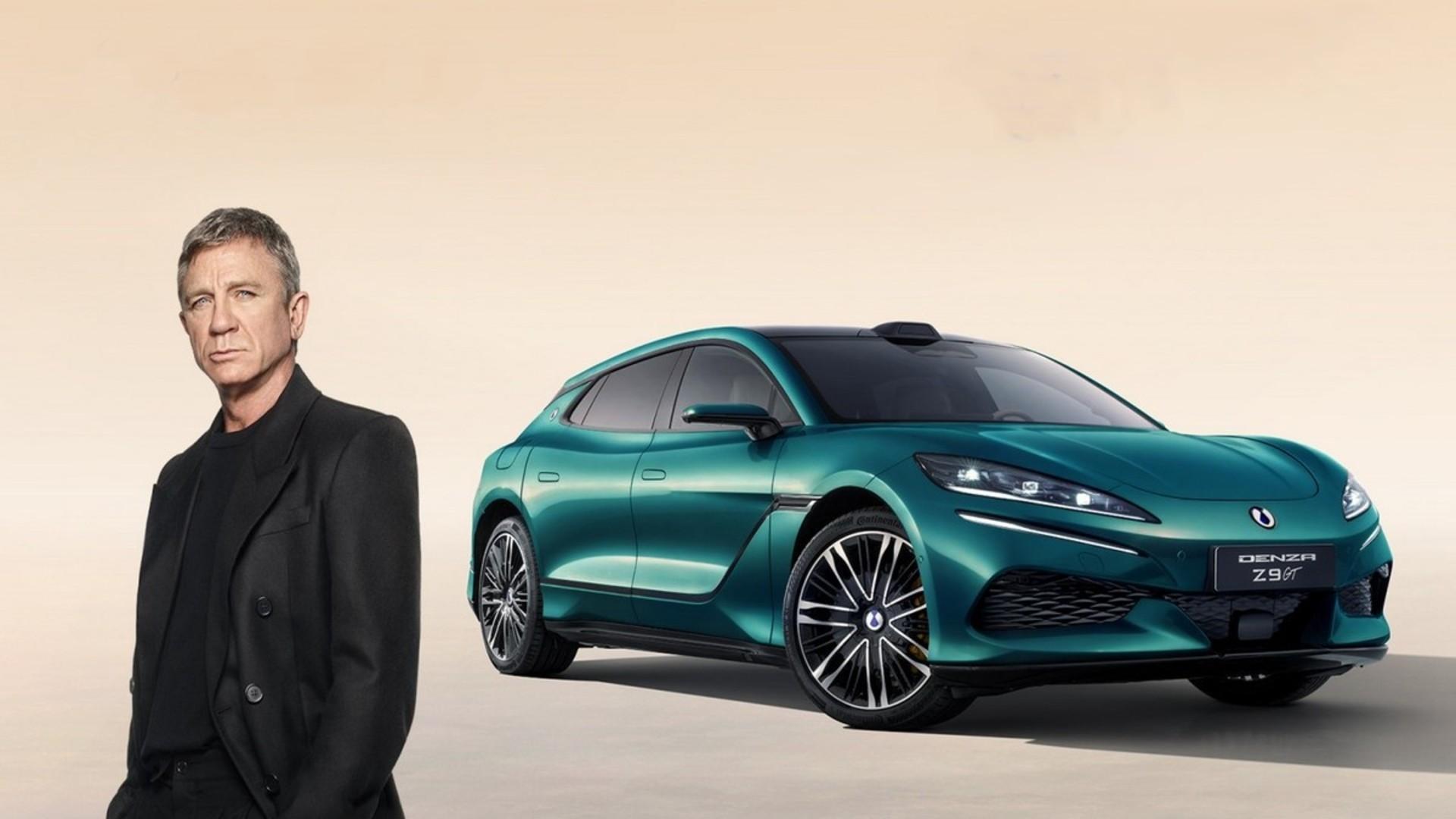 یک مرد میان‌سال در کنار خودرو بی‌وای‌دی دنزا Z9GT