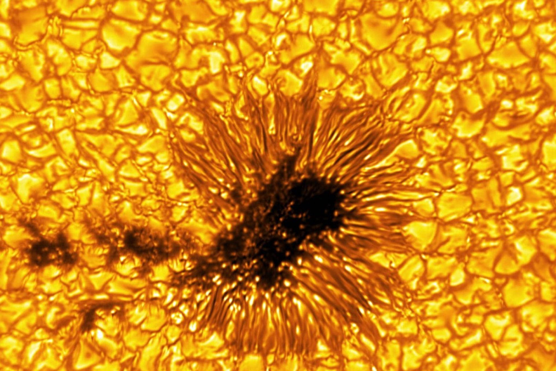 تصویری که تلسکوپ دانیل کی. اینویه از لکه خورشیدی گرفته است