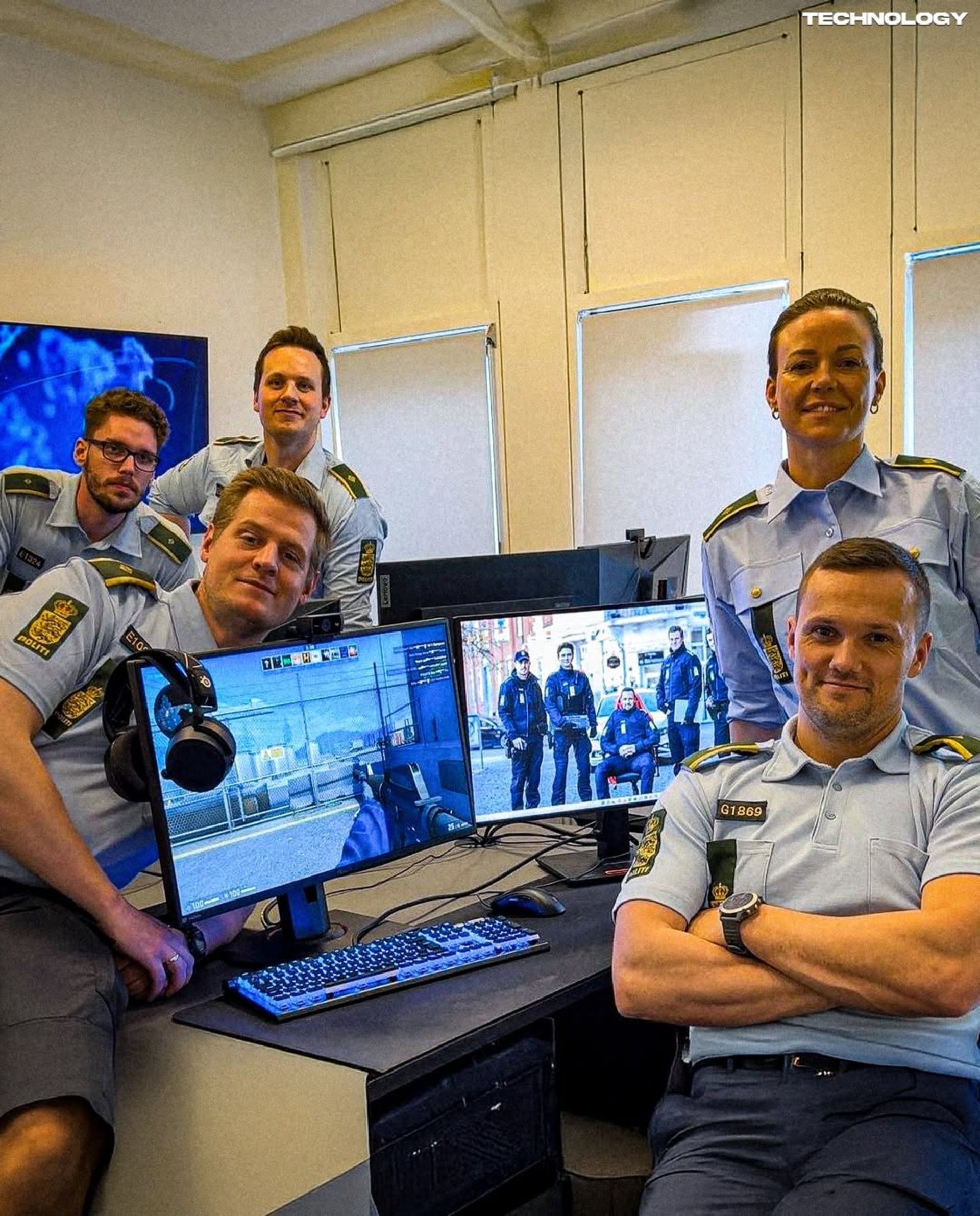 چند مرد جوان در لباس پلیس