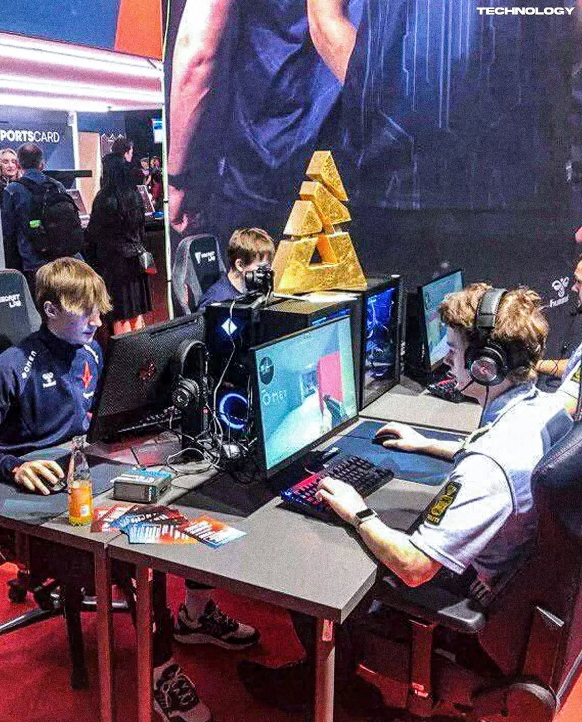 دو مرد جوان در حال بازی‌کردن با کامپیوتر