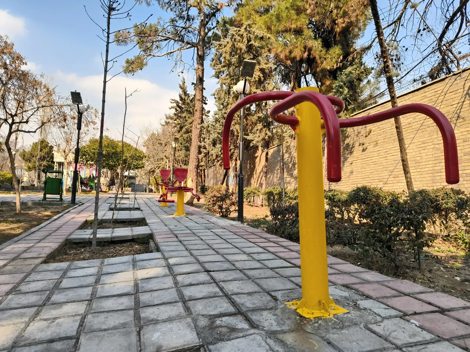 وسایل بازی و ورزش عمومی در پارک