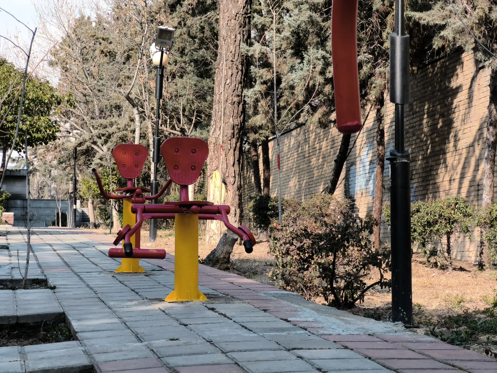 وسایل ورزش در محوطه پارک