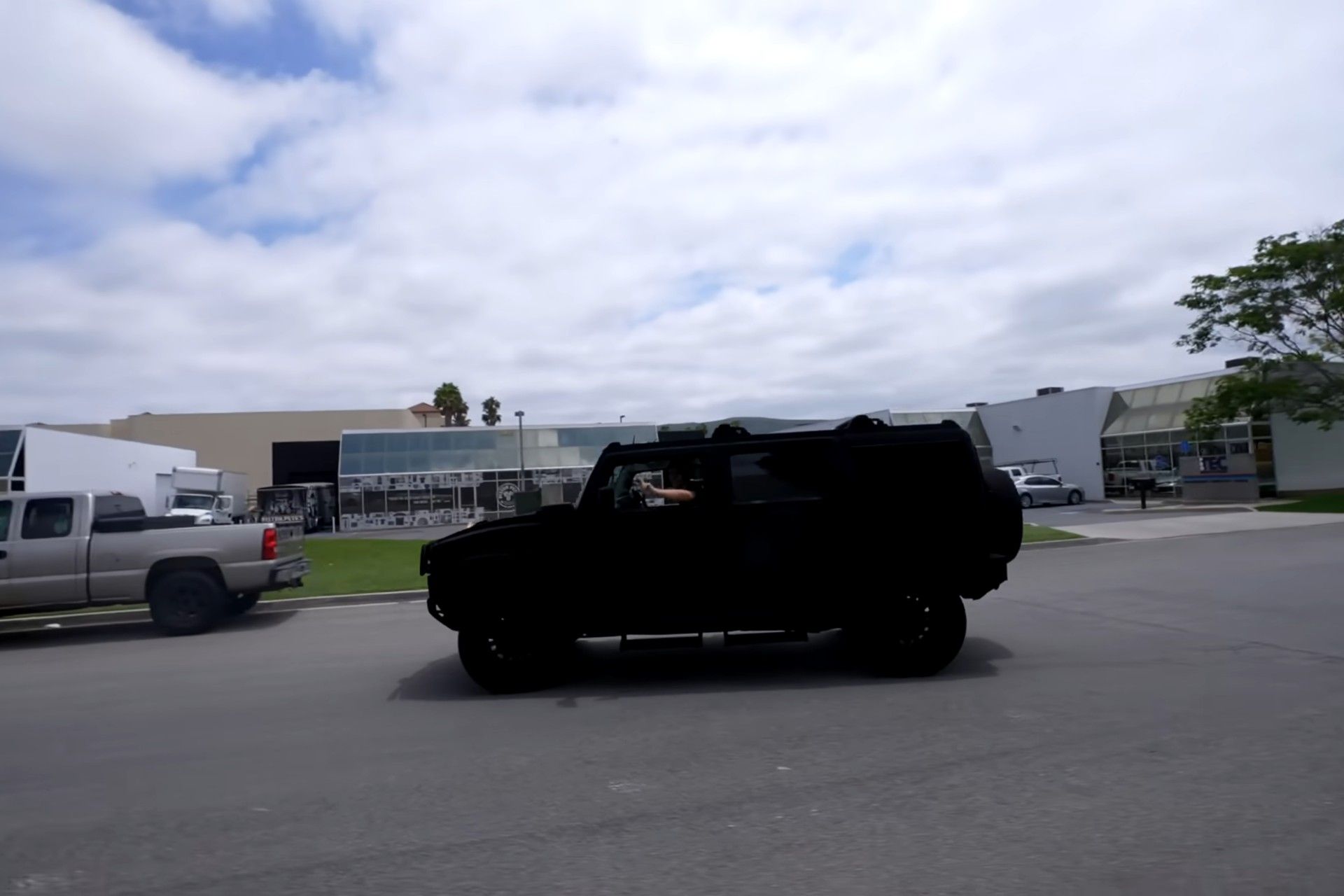 نمای جانبی مشکی‌ترین خودرو هامر دنیا در خیابان