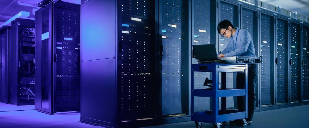 تکنیسین در حال رسیدگی به دیتاسنتر در مقال رک
