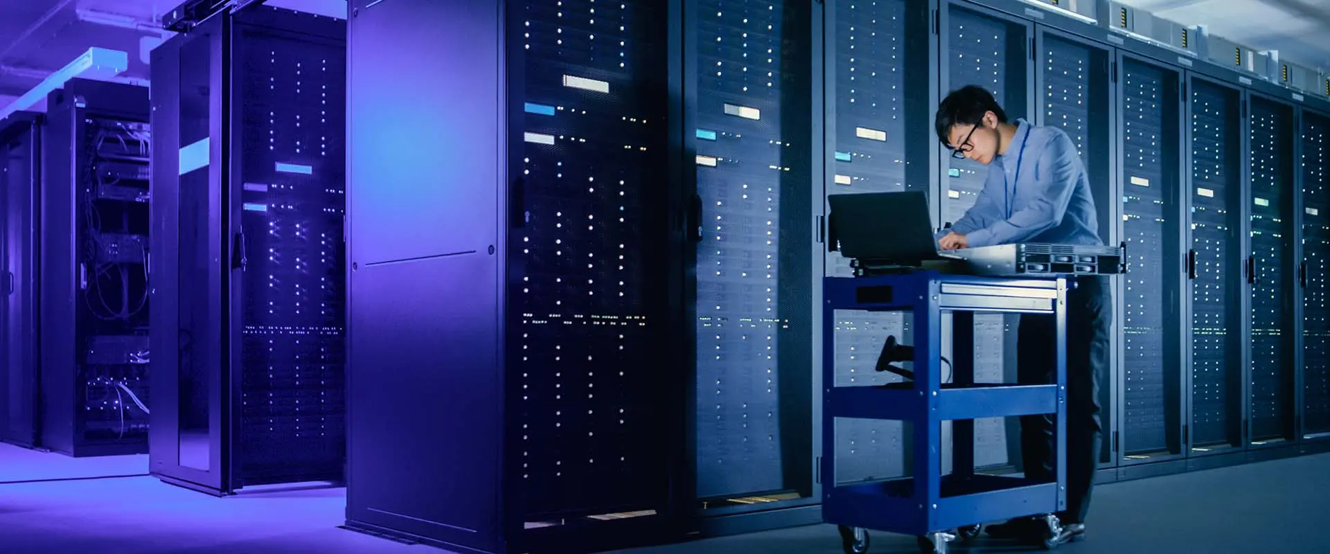 تکنیسین در حال رسیدگی به دیتاسنتر در مقال رک