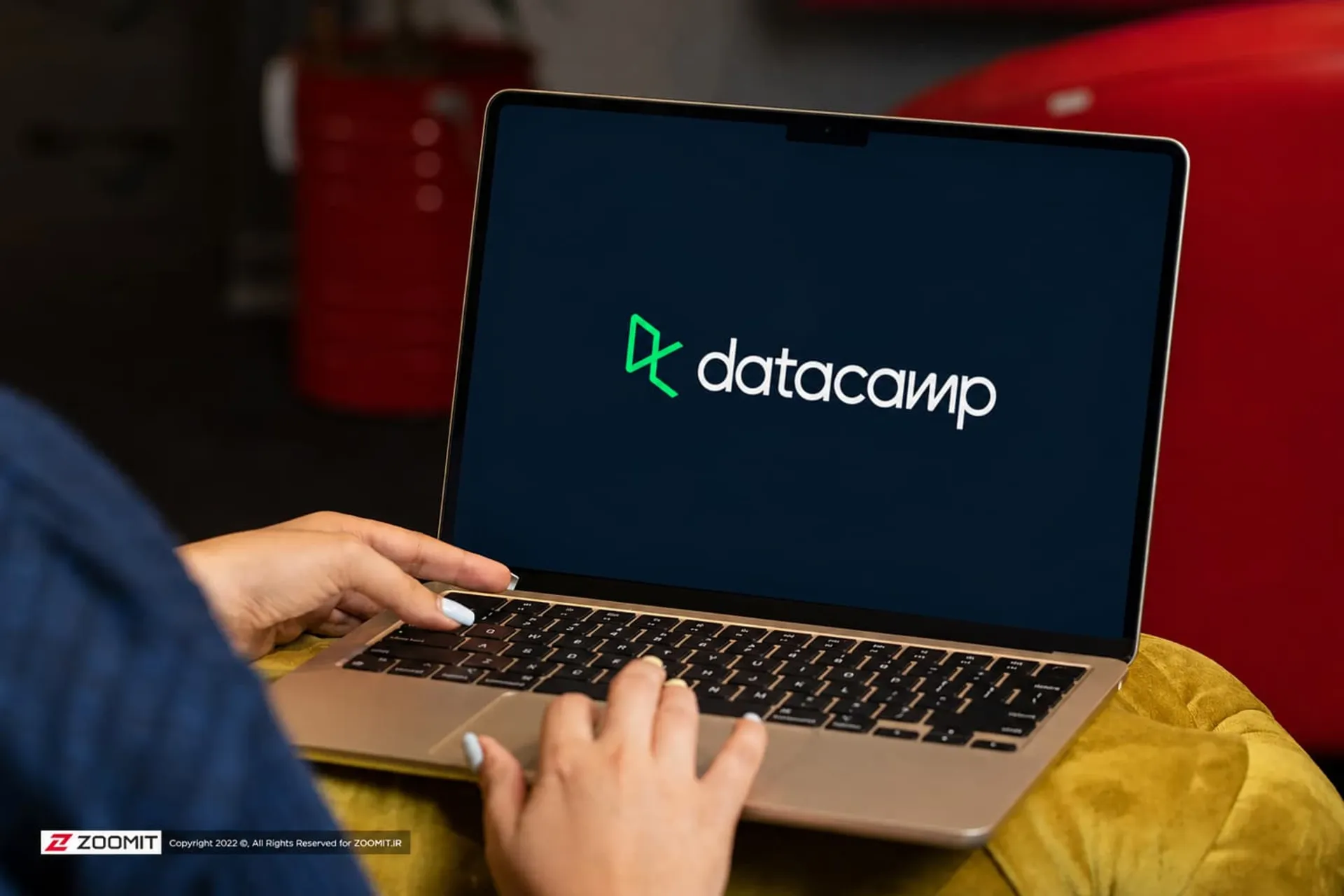 لوگو دیتاکمپ / DataCamp روی لپ تاپ اپل
