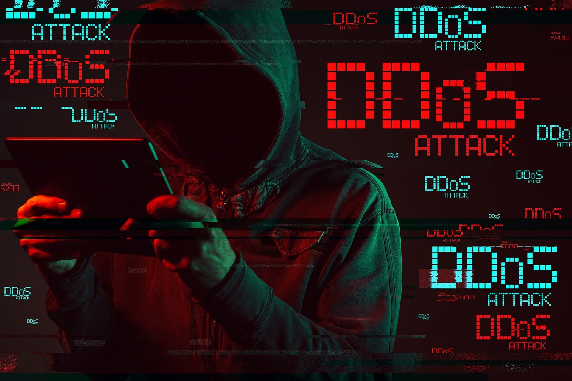 یک هکر با هودی سیاه در پس زمینه ای از عبارت DDoS