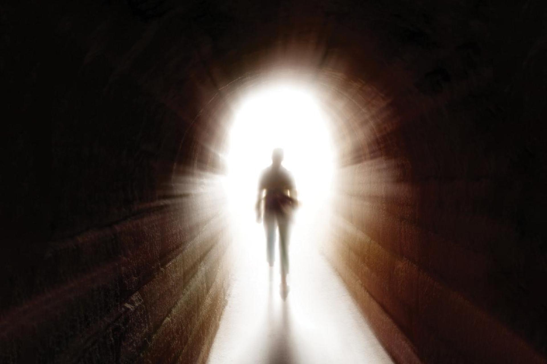 انسان و تونل نور در تجربه مرگ