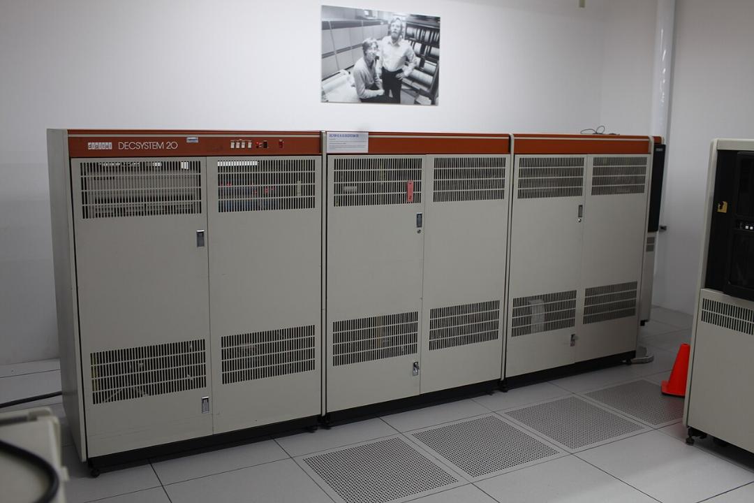 کامپیوتر DECSYSTEM-20 استفاده شده توسط مایکروسافت