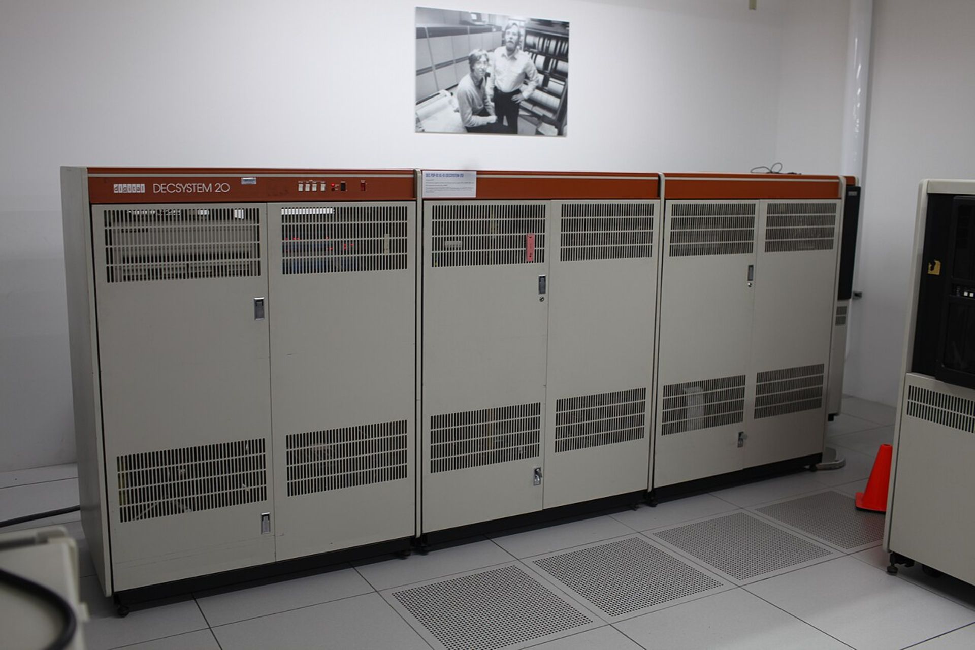 کامپیوتر DECSYSTEM-20 استفاده شده توسط مایکروسافت