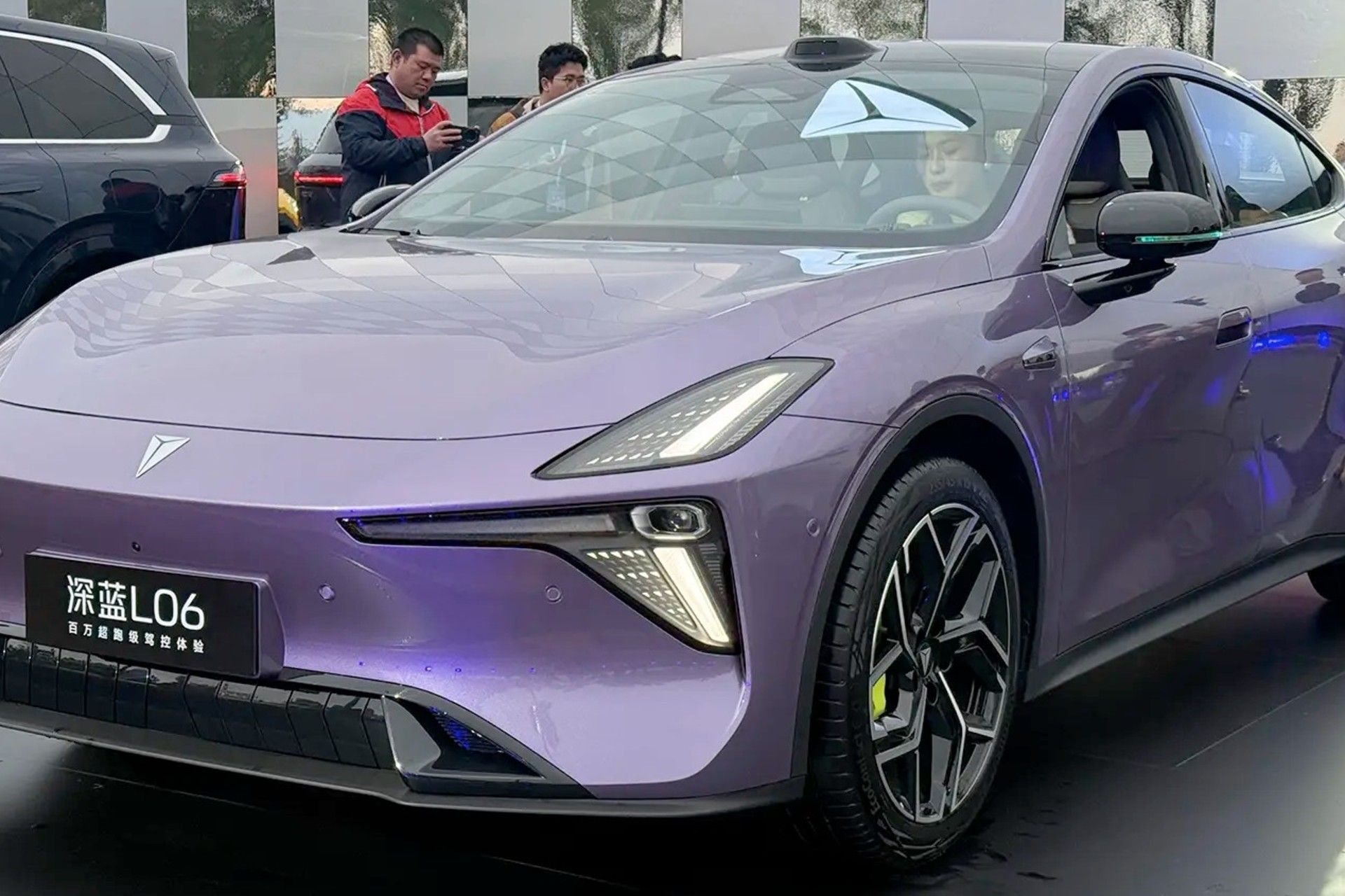 نمای سه‌چهارم جلو خودرو دیپال L06