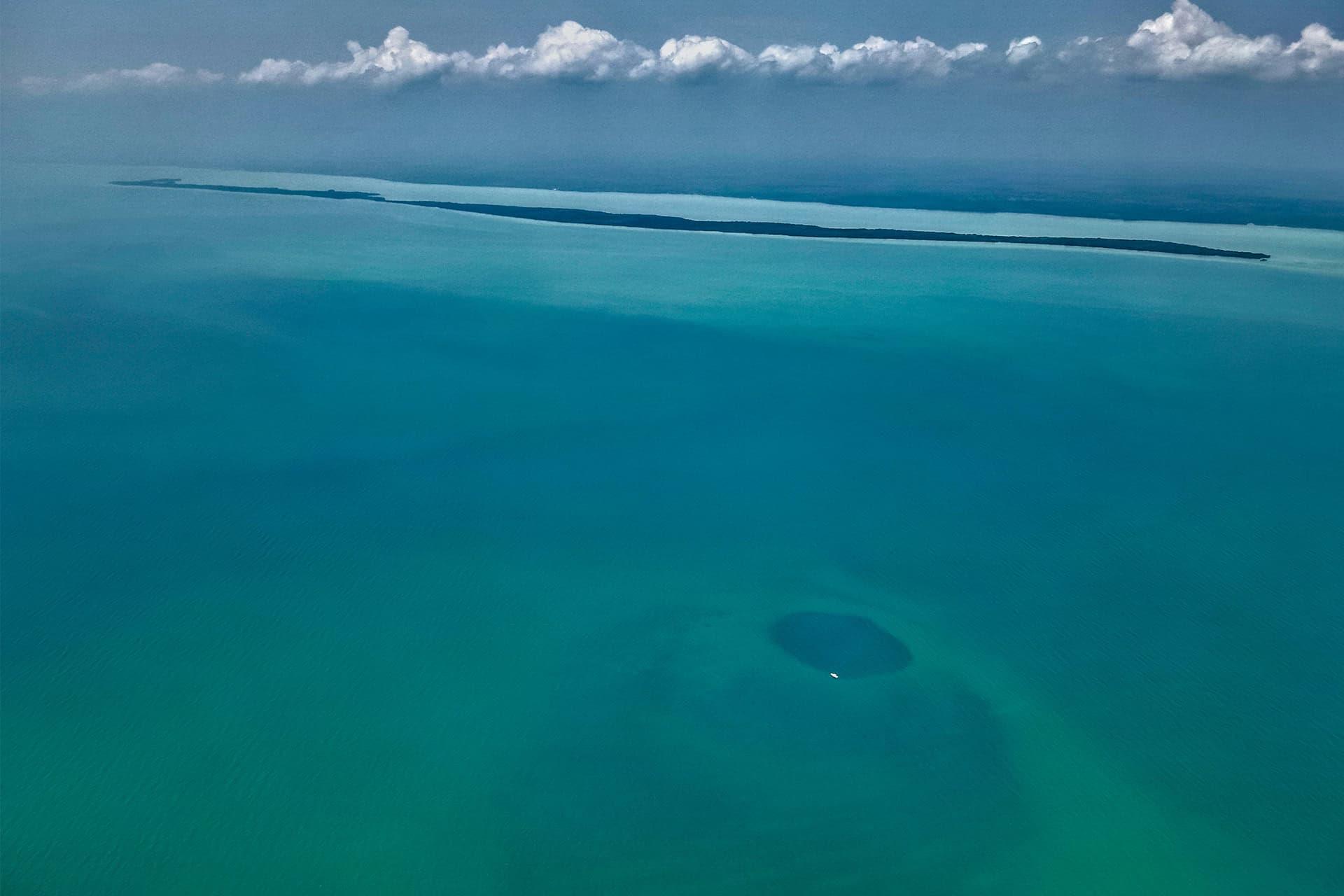 گودال آبی زیردریایی یا غار عمودی تام جا در خلیج چتومال، جنوب شرقی شبه‌جزیره یوکاتان، مکزیک
