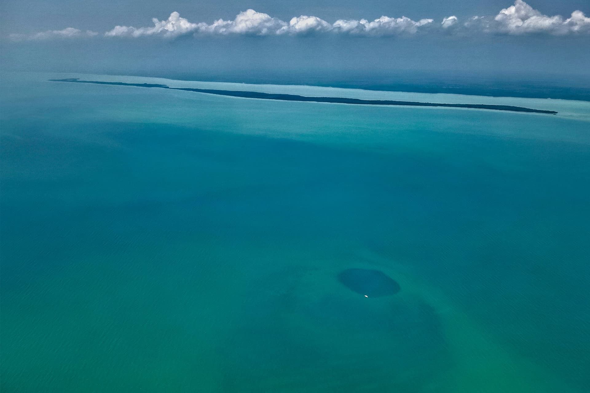 گودال آبی زیردریایی یا غار عمودی تام جا در خلیج چتومال، جنوب شرقی شبه‌جزیره یوکاتان، مکزیک