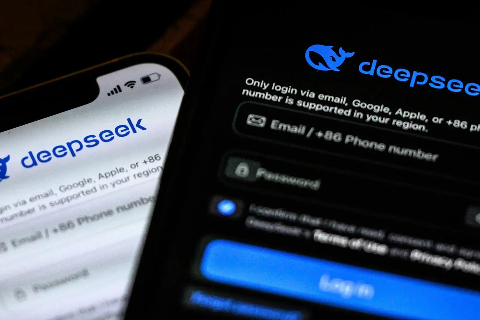 صفحه ورود به هوش مصنوعی دیپ‌سیک (DeepSeek) در نمایشگر دو گوشی هوشمند