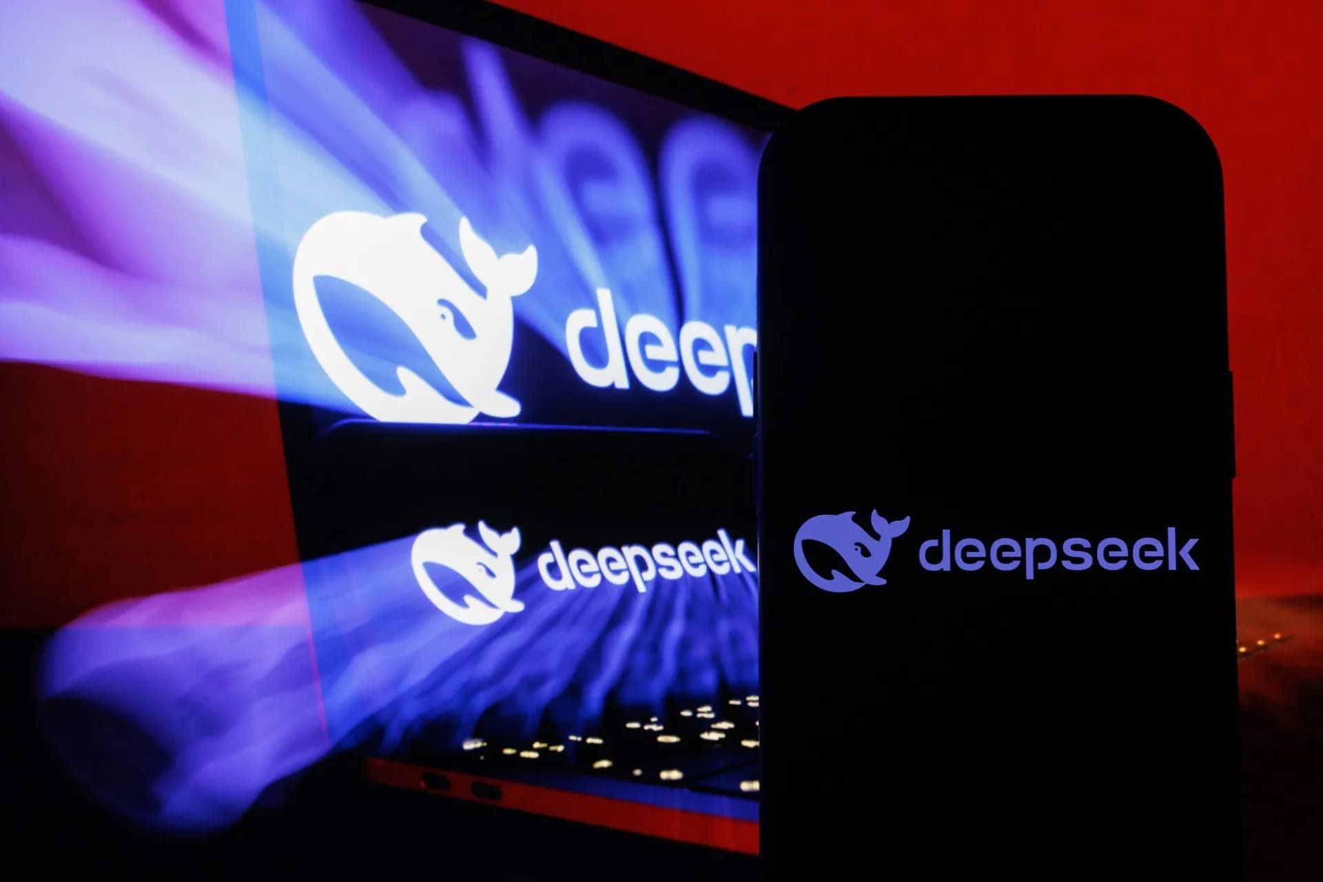 لوگو دیپ سیک / DeepSeek روی موبایل و لپ تاپ