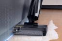جارو شارژی درما Deerma VX96W در حال تمیز کردن سطح خیس