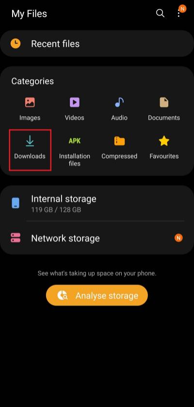 Downloads files in Android