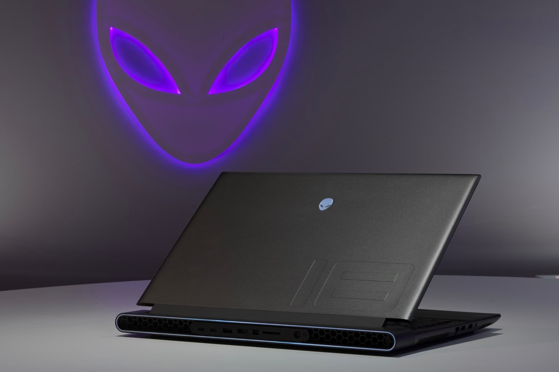 لپ تاپ گیمینگ الین ور Alienware m18 2023 نمای پشت