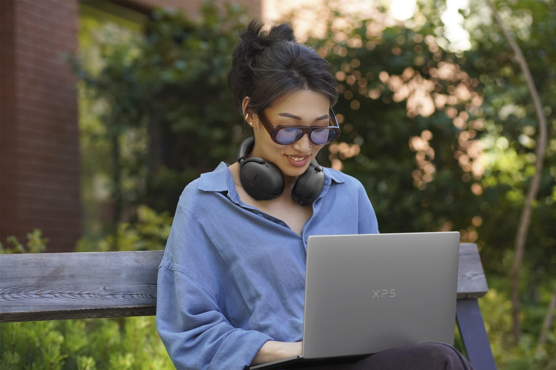 یک دختر جوان در حال کار با لپ تاپ Dell XPS 13 2026 دل