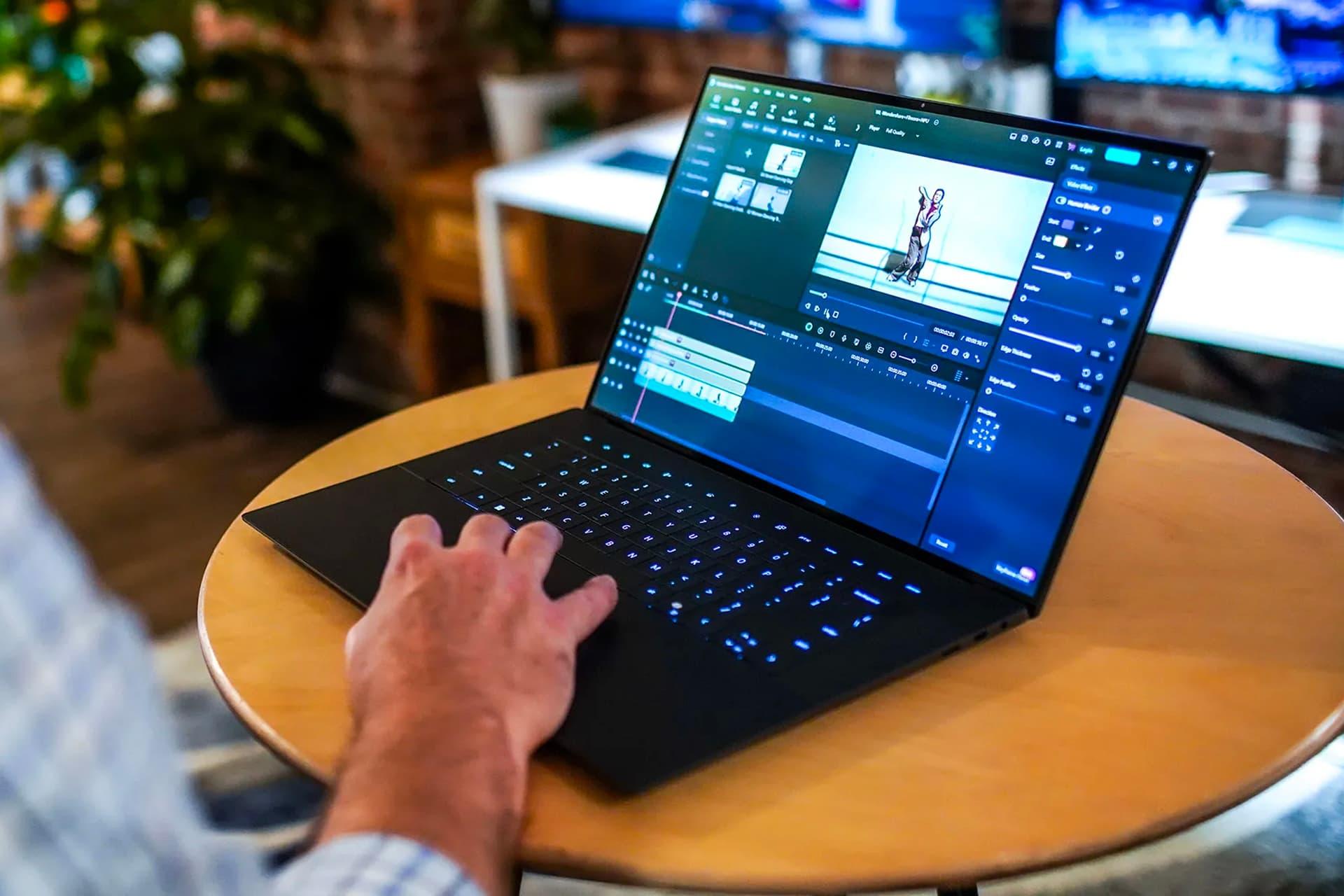 لپ تاپ Dell XPS 2024 روی میز دست یک مرد