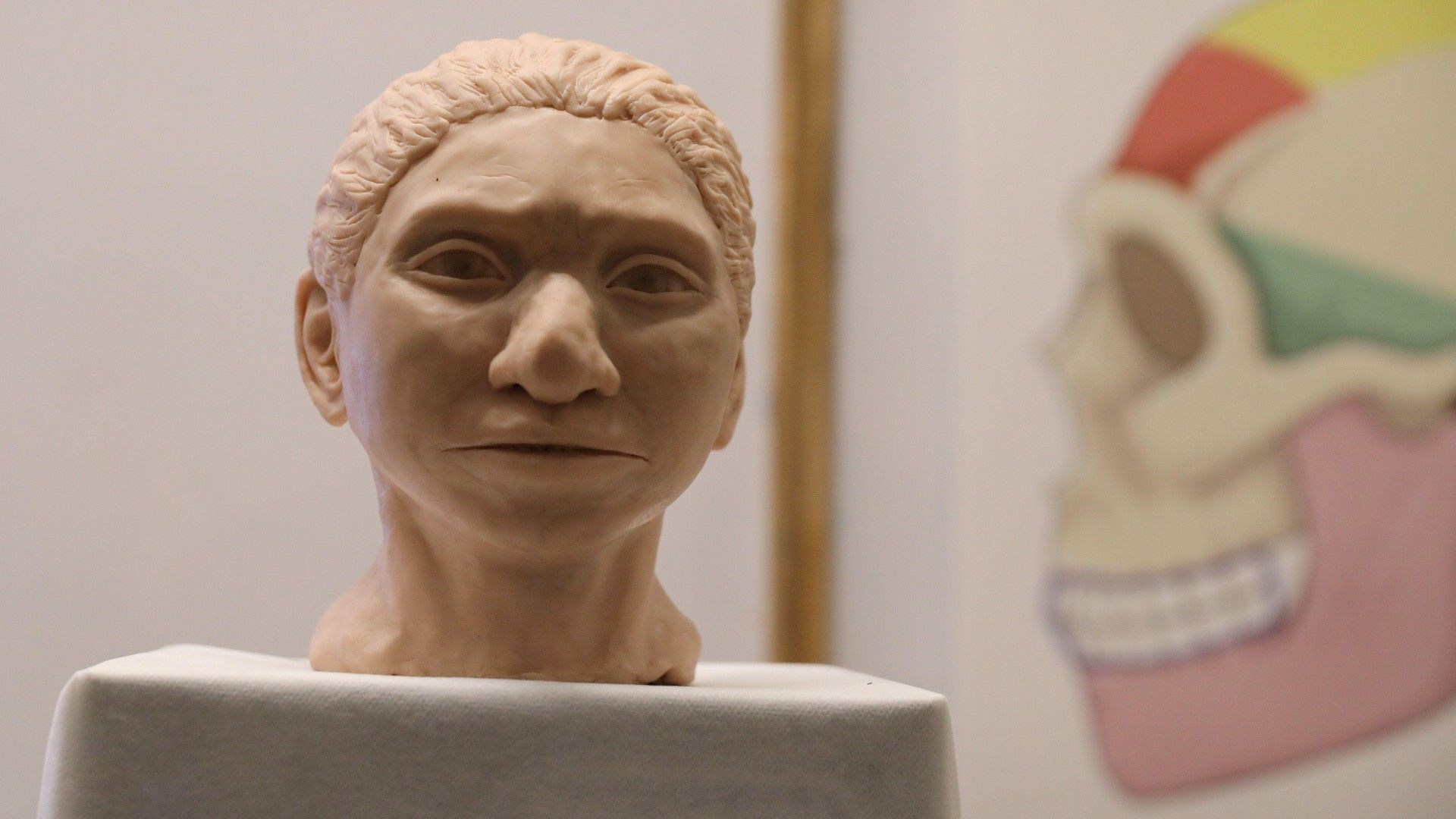 مجسمه سر و صورت یک دختر ۱۳ ساله از گونه انسان‌تباران پیشاتاریخی دنیسووا