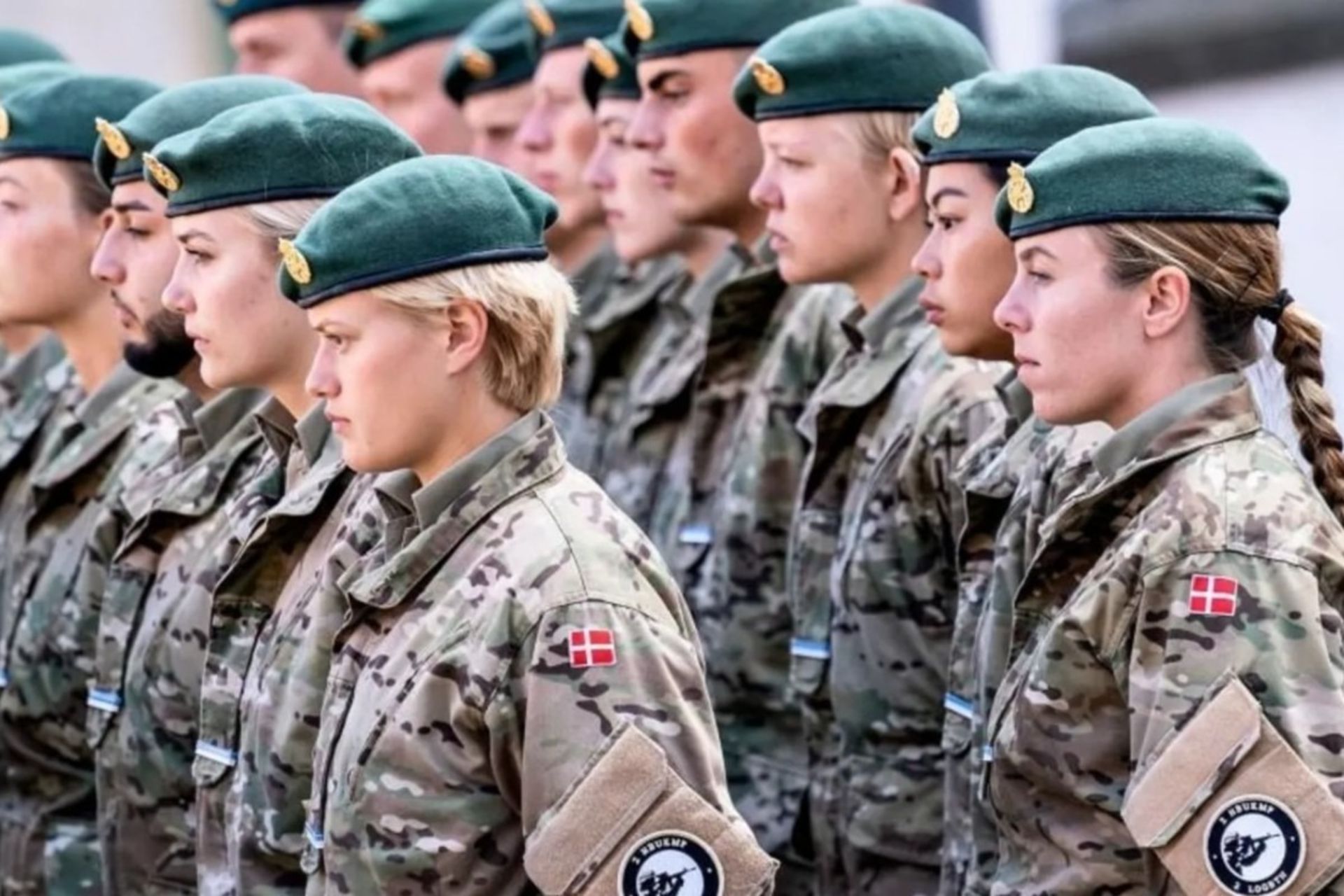 دختران جوان در لباس خدمت وظیفه