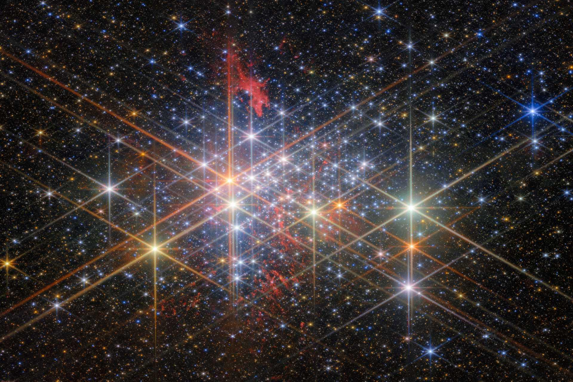 خوشه متراکم از ستارگان درخشان، که هر کدام به دلیل اپتیک تلسکوپ، شش خوشه پراش بزرگ و دو خوشه پراش کوچک دارند.