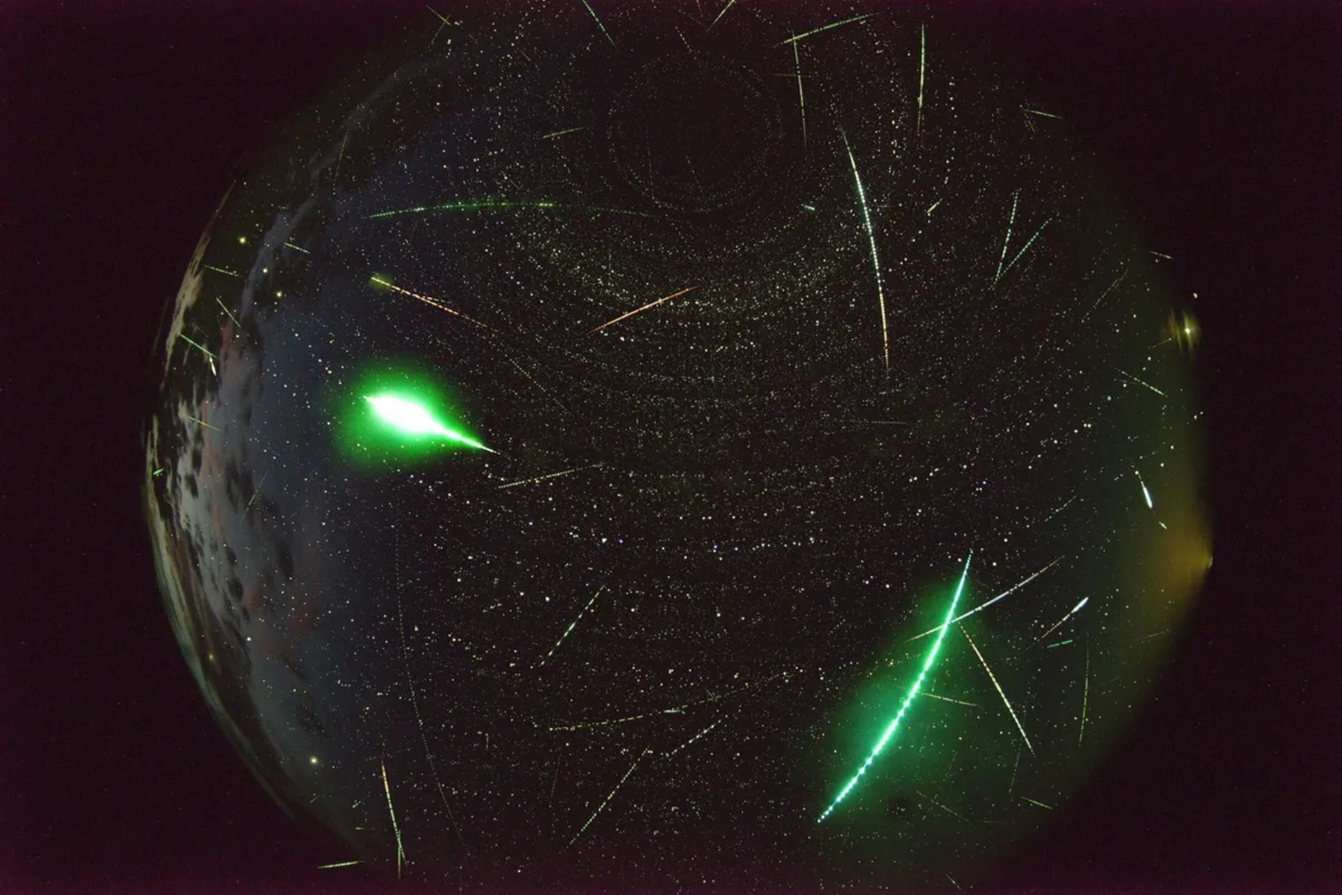 شکسته شدن گلوله آتشین و پرتاب شهاب‌سنگ‌ها در زوایای مختلف اتمسفر زمین