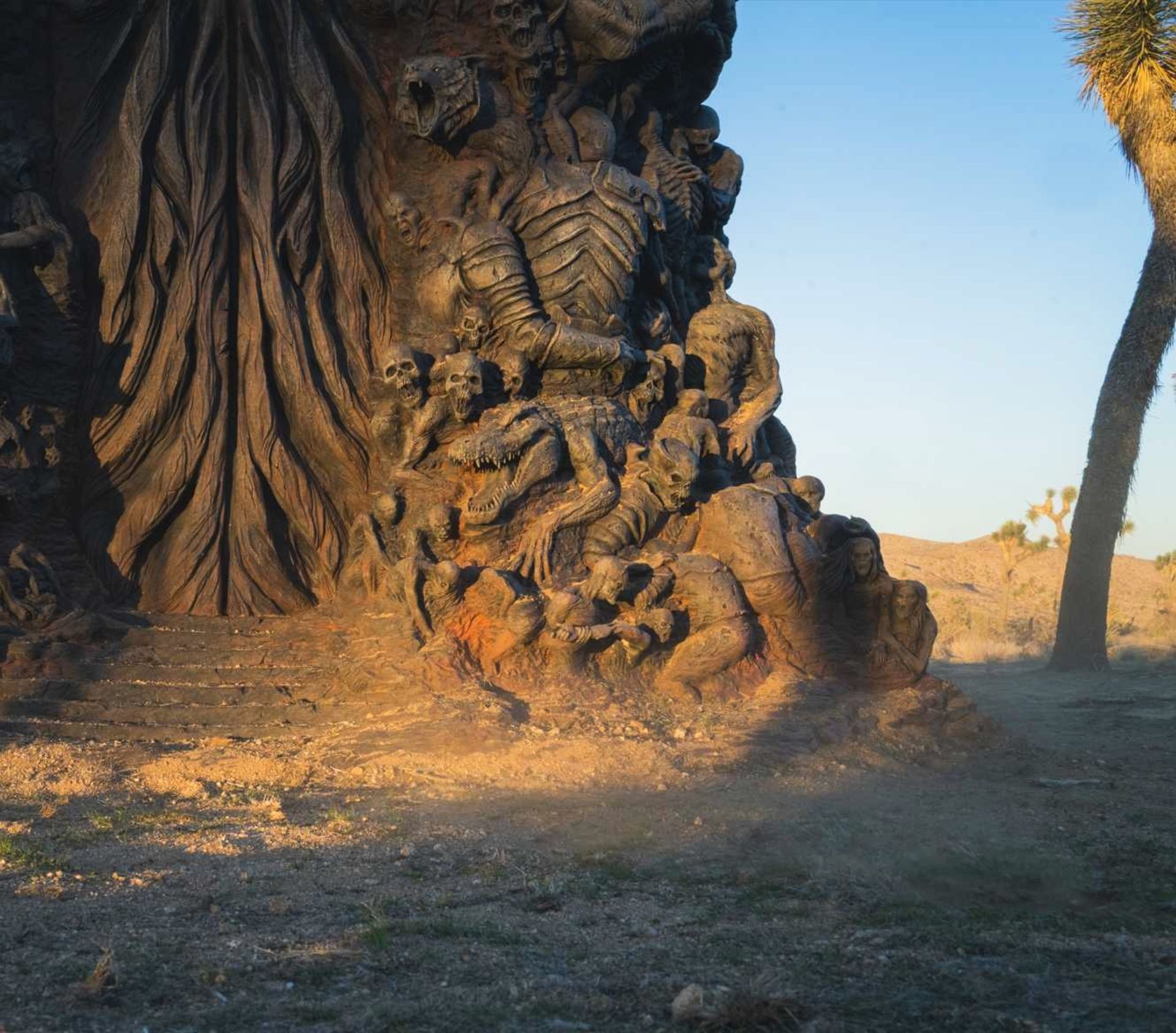 نمادهایی از اسکلت در کنار جاده بیابانی