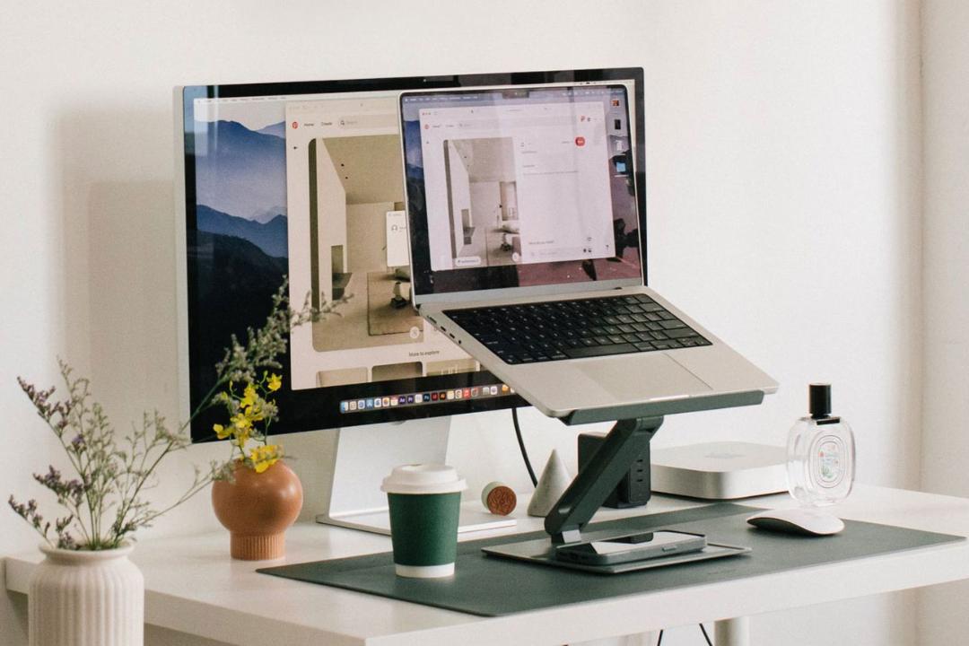 مانیتور و لپ‌تاپ اپل روی میز