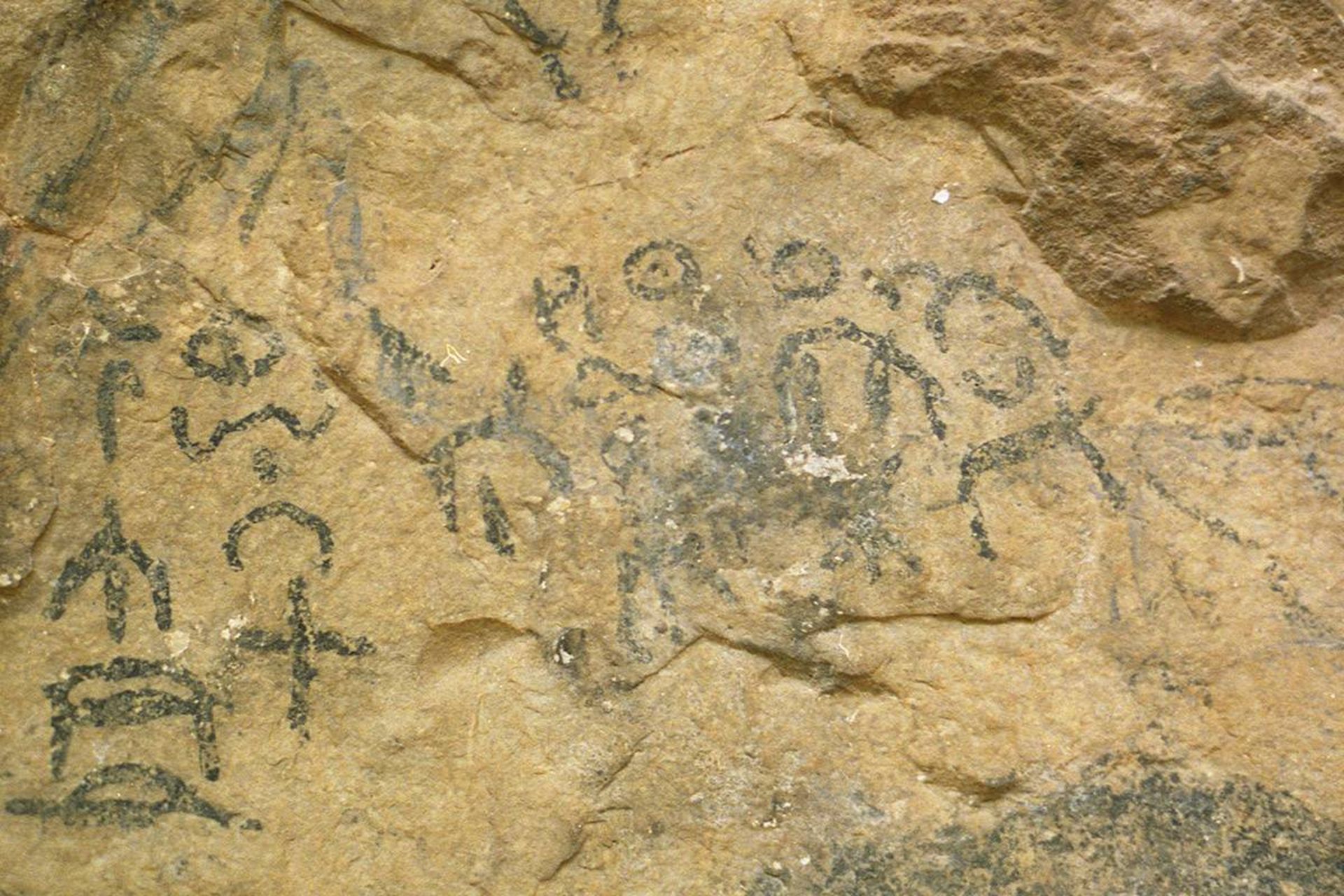 خط ظفاری روی سنگ