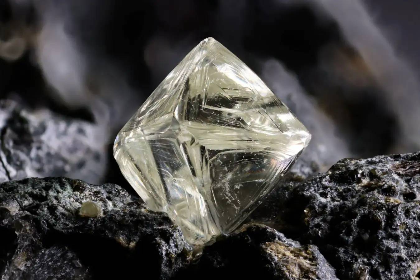 چرا ۷۰ درصد الماس‌های دنیا از یک نوع آتشفشان عجیب می‌آیند؟