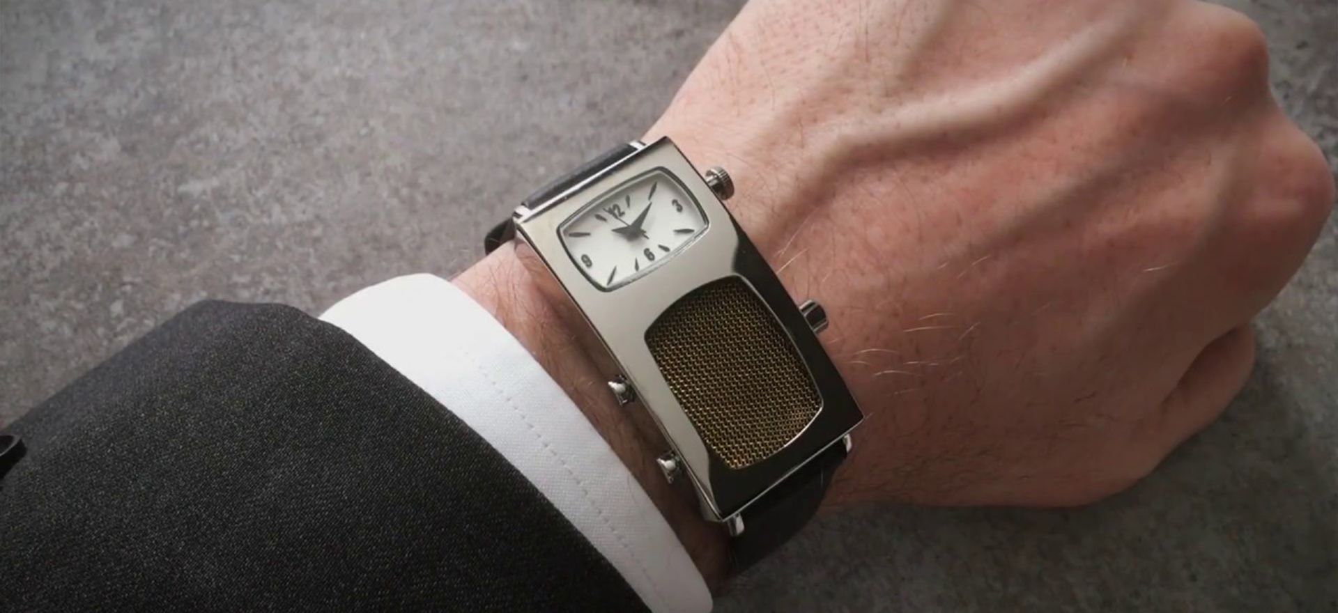 دستگاهی تخیلی شبیه ساعت هوشمند روی دست بازیگر دیک تریسی