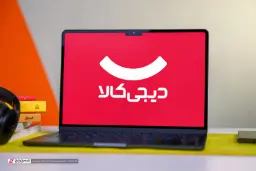 لوگوی قرمز و سفید دیجی‌کالا (Digikala) روی صفحه نمایش یک لپ‌تاپ