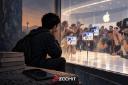 جوان ایرانی در مقابل ویترین اپل (Apple) و نمایش تصاویر دیجیتال