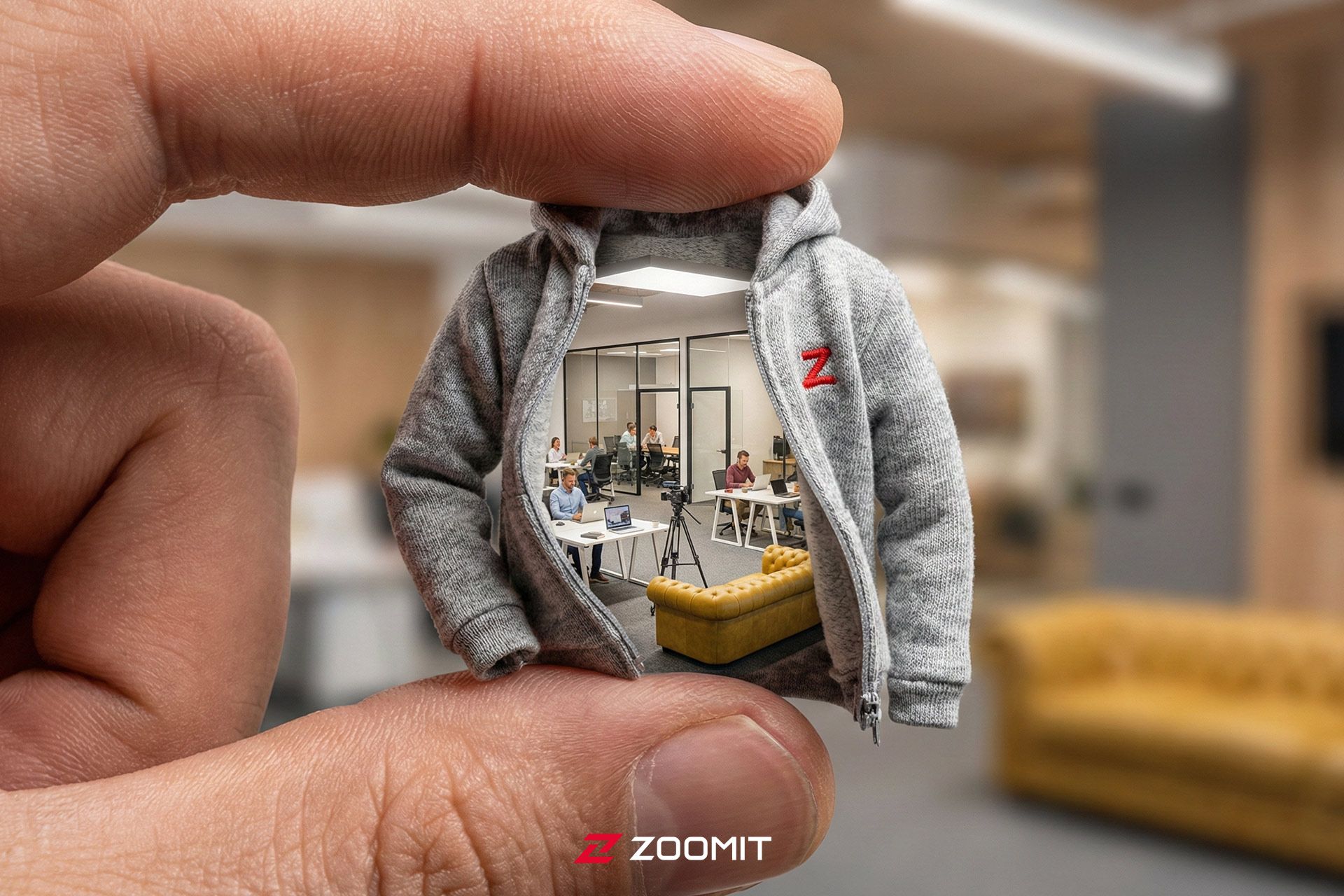 یک سویشرت با لوگوی Z با ژورنالیست‌ها در حال کار 