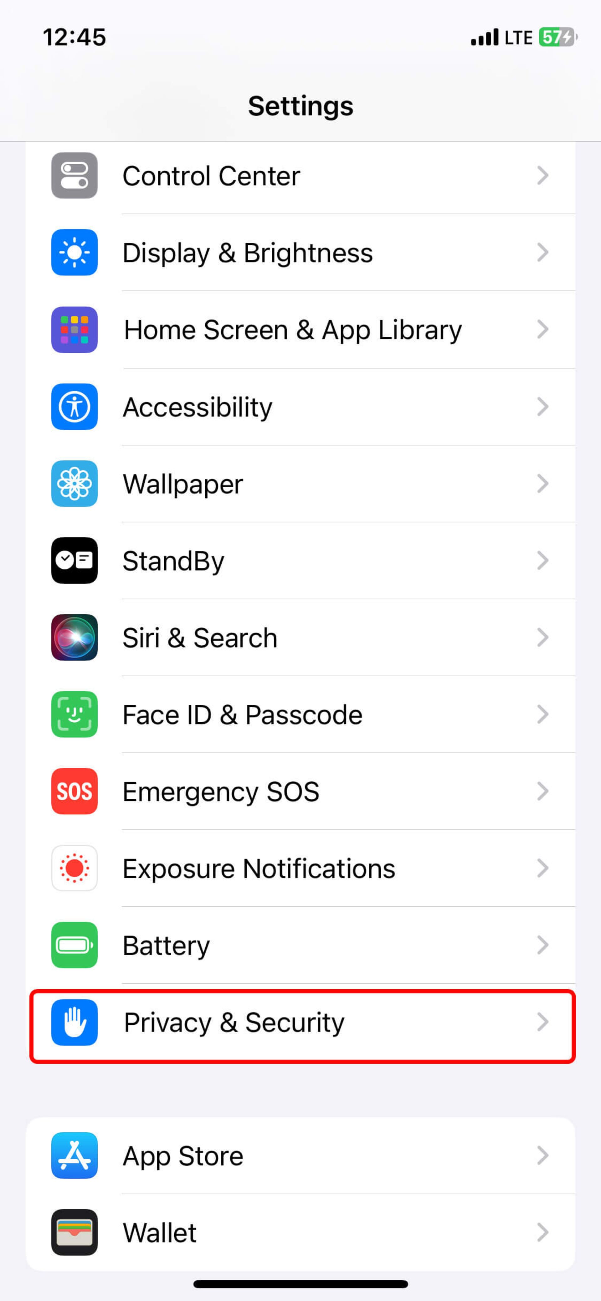 انتخاب Privacy & Security از بخش تنظیمات گوشی آیفون