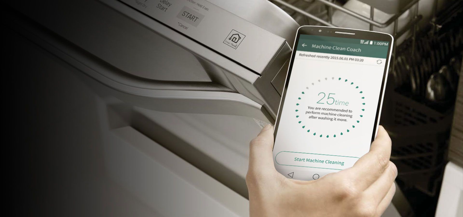 گوشی هوشمندی نزدیک ماشین ظرفشویی