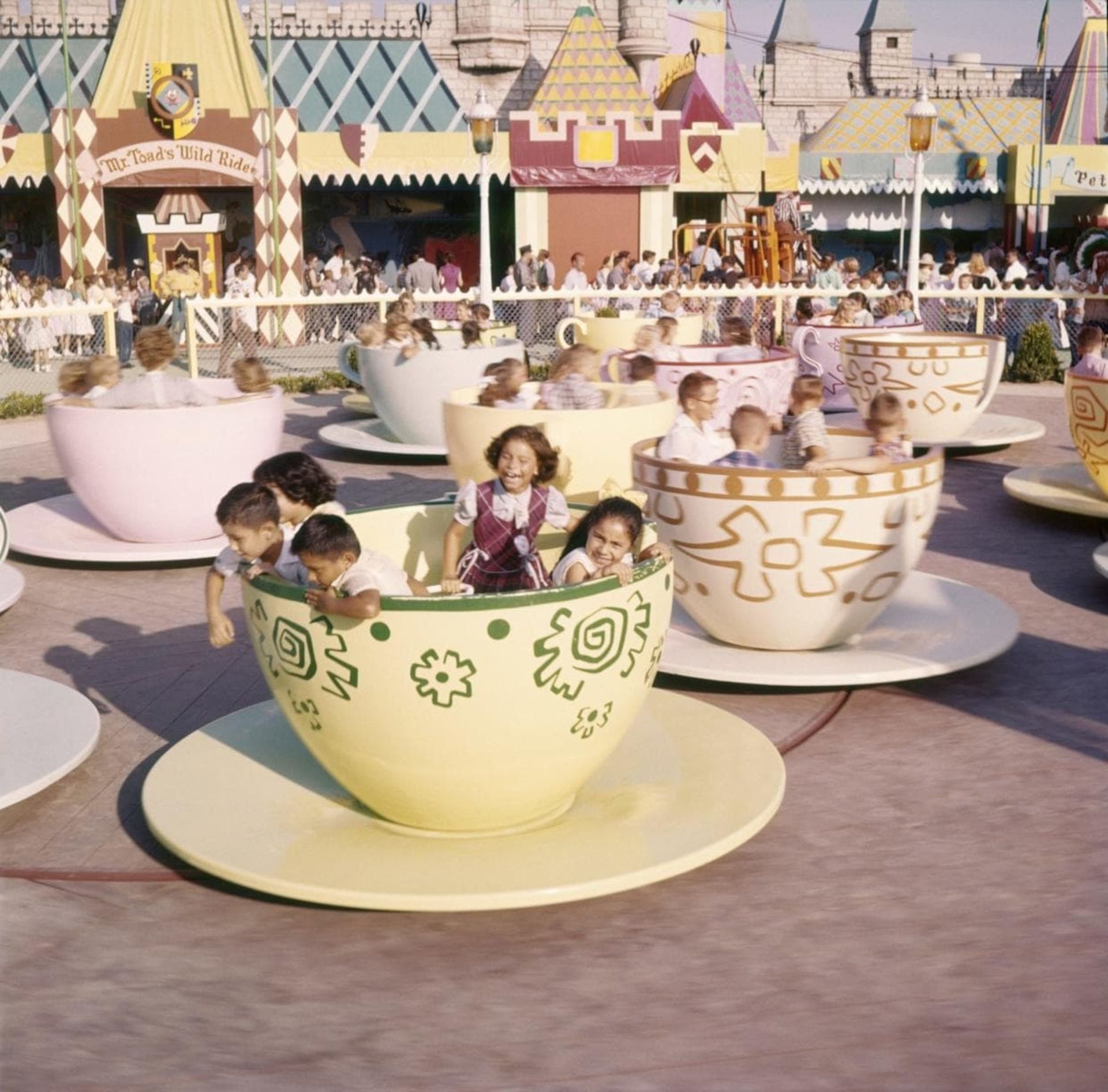 Mad Tea Party دیزنی لند