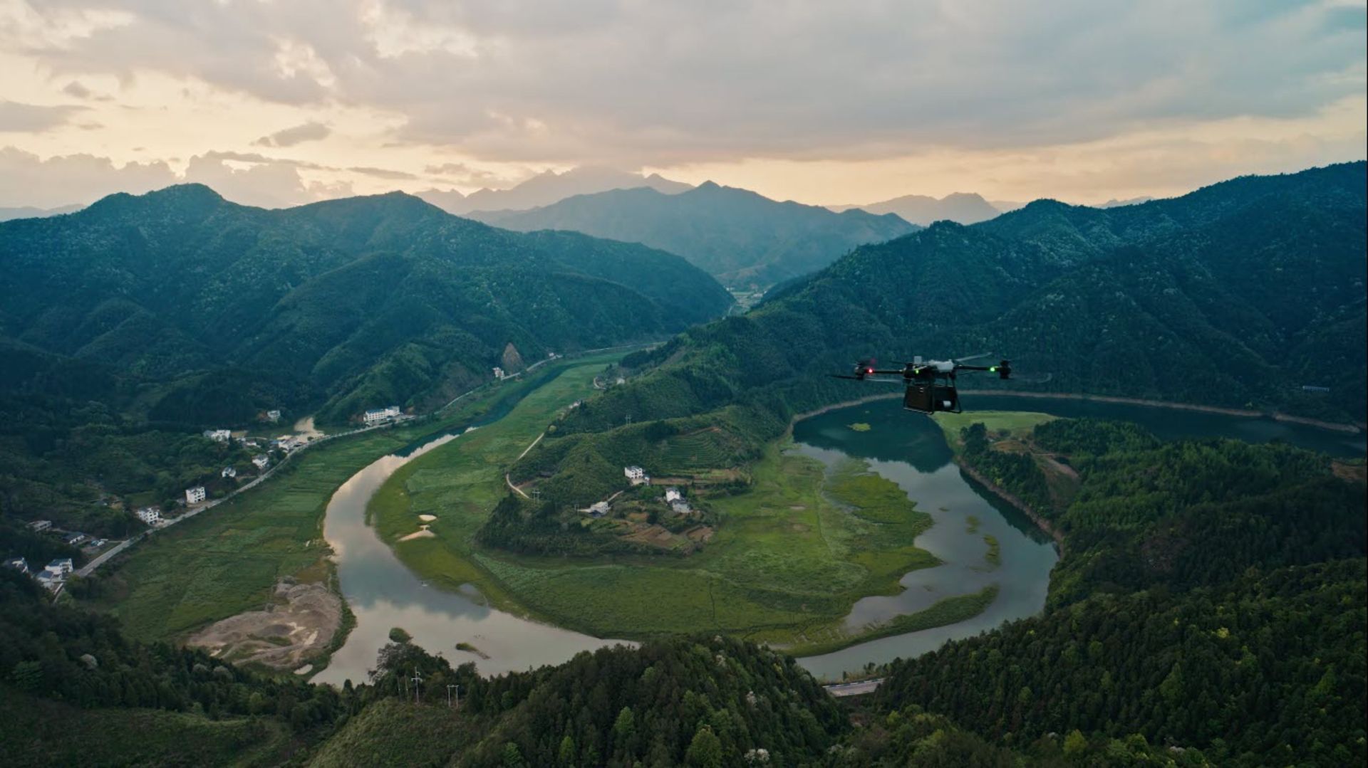پهپاد DJI FC30 روی دره ای سبز درحال حمل بار