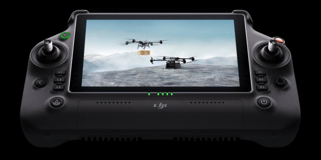 کنترلر پهپاد  DJI FlyCart30 در حالت روشن