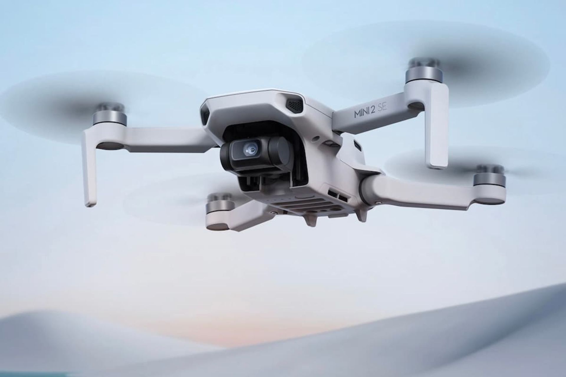 پهپاد DJI Mini 2 SE در حال پرواز