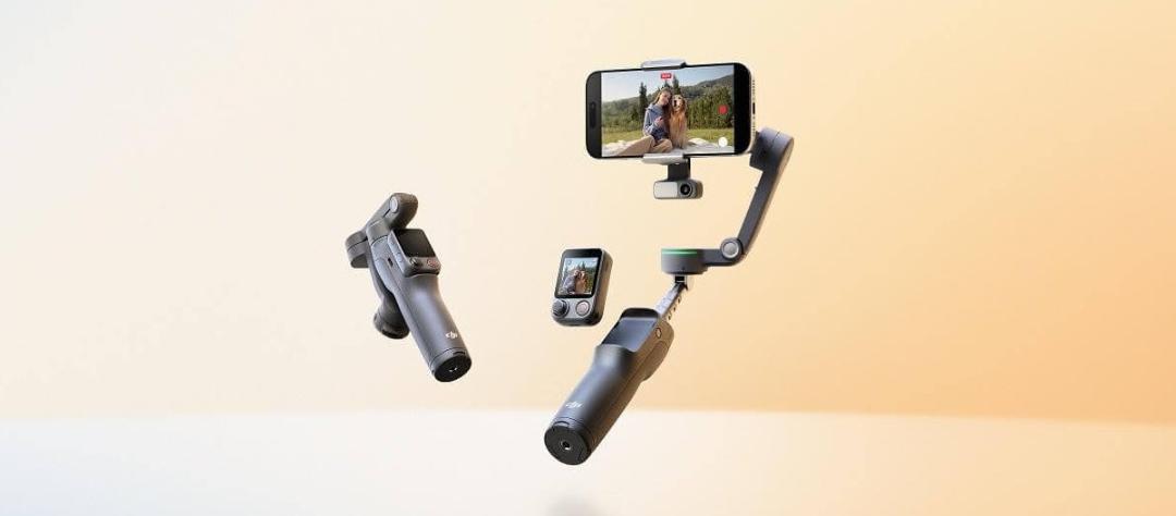 گیمبال دی‌جی‌آی Osmo Mobile 8P نمای جلو کنار لوازم جانبی