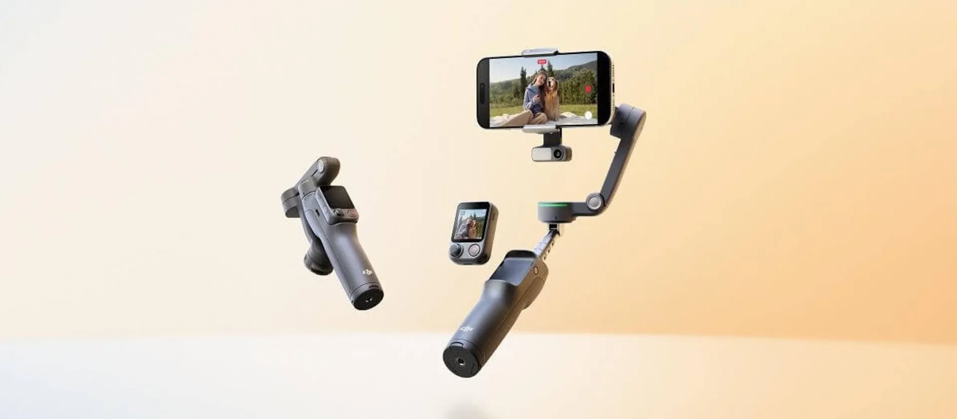 گیمبال دی‌جی‌آی Osmo Mobile 8P نمای جلو کنار لوازم جانبی
