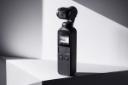 دوربین دی جی آی DJI Osmo Pocket روی میز حالت ایستاده